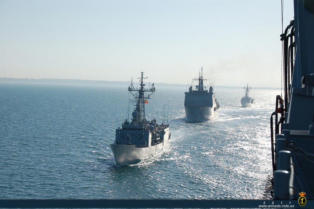 Durante la ceremonia, unidades de la Armada han acompañado al LHD 'Juan Carlos I'